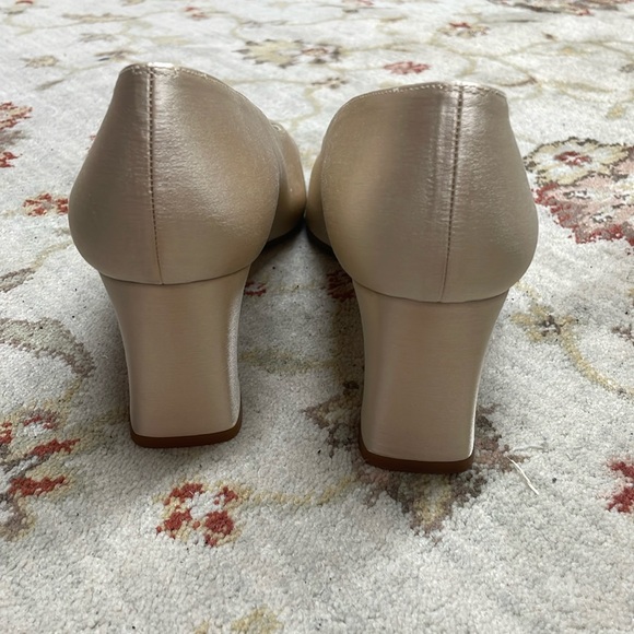 Specialty dyed champagne Stuart Weitzman heels - Picture 4 of 8